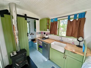 Fridge, oven, stovetop, coffee/tea maker - WindHorse Shepherds Hut situated on our rustic eco equestrian small holding. (Napier)