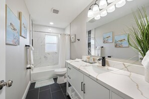 Douche, sèche-cheveux, serviettes fournies, savon