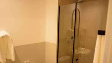 Studio Casal | Bathroom | Shower, towels, soap, shampoo