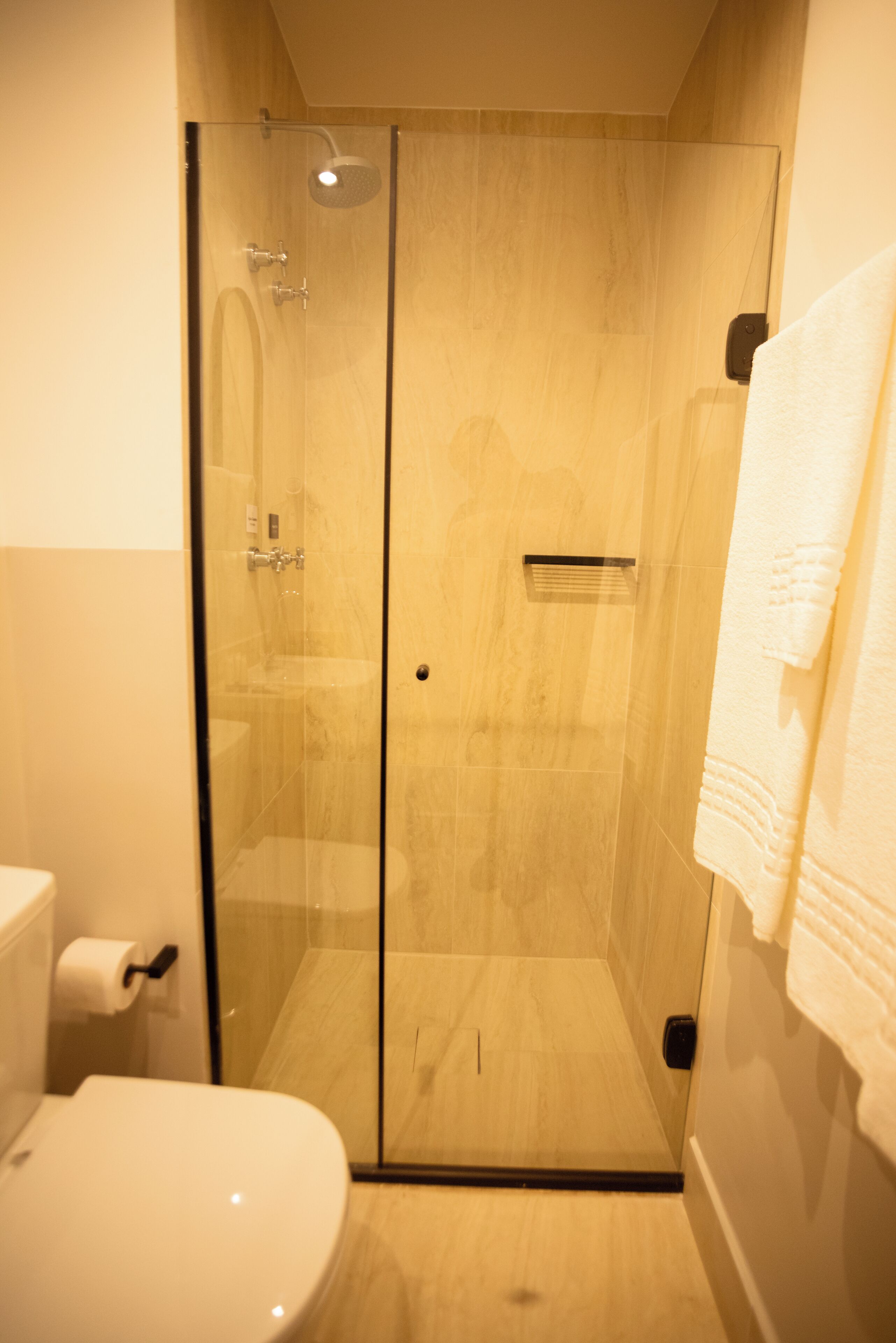 Studio Casal | Bathroom | Shower, towels, soap, shampoo