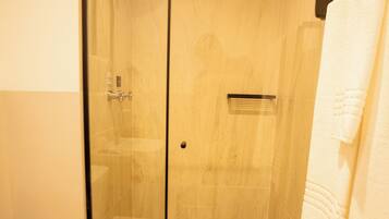 Studio Casal | Bathroom | Shower, towels, soap, shampoo
