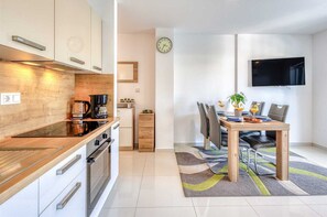 Fridge, oven, coffee/tea maker, cookware/dishes/utensils