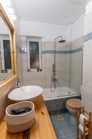 Een haardroger, zeep, toiletpapier