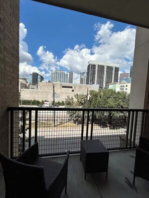 Property grounds - Chic & Cozy Downtown Getaway in Houston (Houston)
