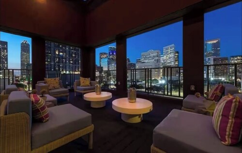 Chic & Cozy Downtown Getaway in Houston