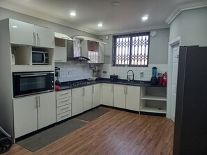 冷蔵庫、電子レンジ、オーブン、コンロ