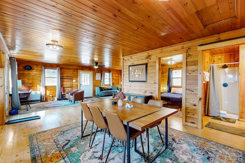 Cozy house w/ mountain views, large yard, firepit, wifi, jetted tub, TV, EV