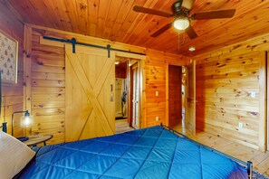 2 bedrooms, iron/ironing board, internet, bed sheets