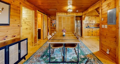 Cozy house w/ mountain views, large yard, firepit, wifi, jetted tub, TV, EV