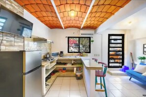 Réfrigérateur, micro-ondes, cafetière/bouilloire, blender