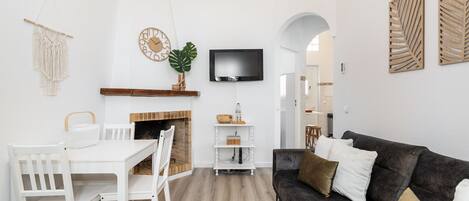 TV, fireplace