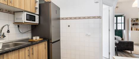 Een koelkast, een microgolfoven, een oven