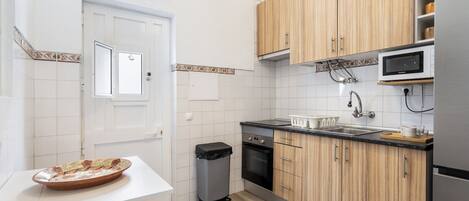 Køleskab, mikrobølgeovn, ovn, kaffe-/temaskine