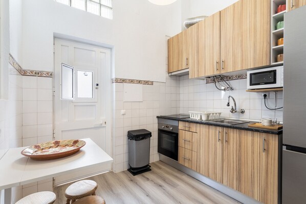 Réfrigérateur, micro-ondes, four, cafetière/bouilloire