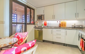 Kühlschrank, Mikrowelle, Herdplatte, Geschirrspüler