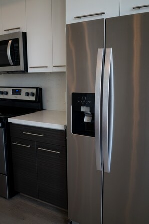 Fridge, microwave, oven, stovetop - Chic 1-bedroom apartment in vibrant Houston with AC, WiFi, fitness room, Balcony (Houston)