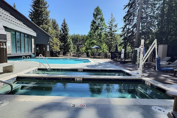 Alberca al aire libre y alberca climatizada