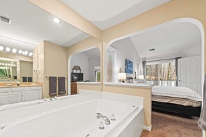 2 bedrooms, WiFi, bed sheets - Creekside Condo w/ Pool & Beach Club (Bellaire)