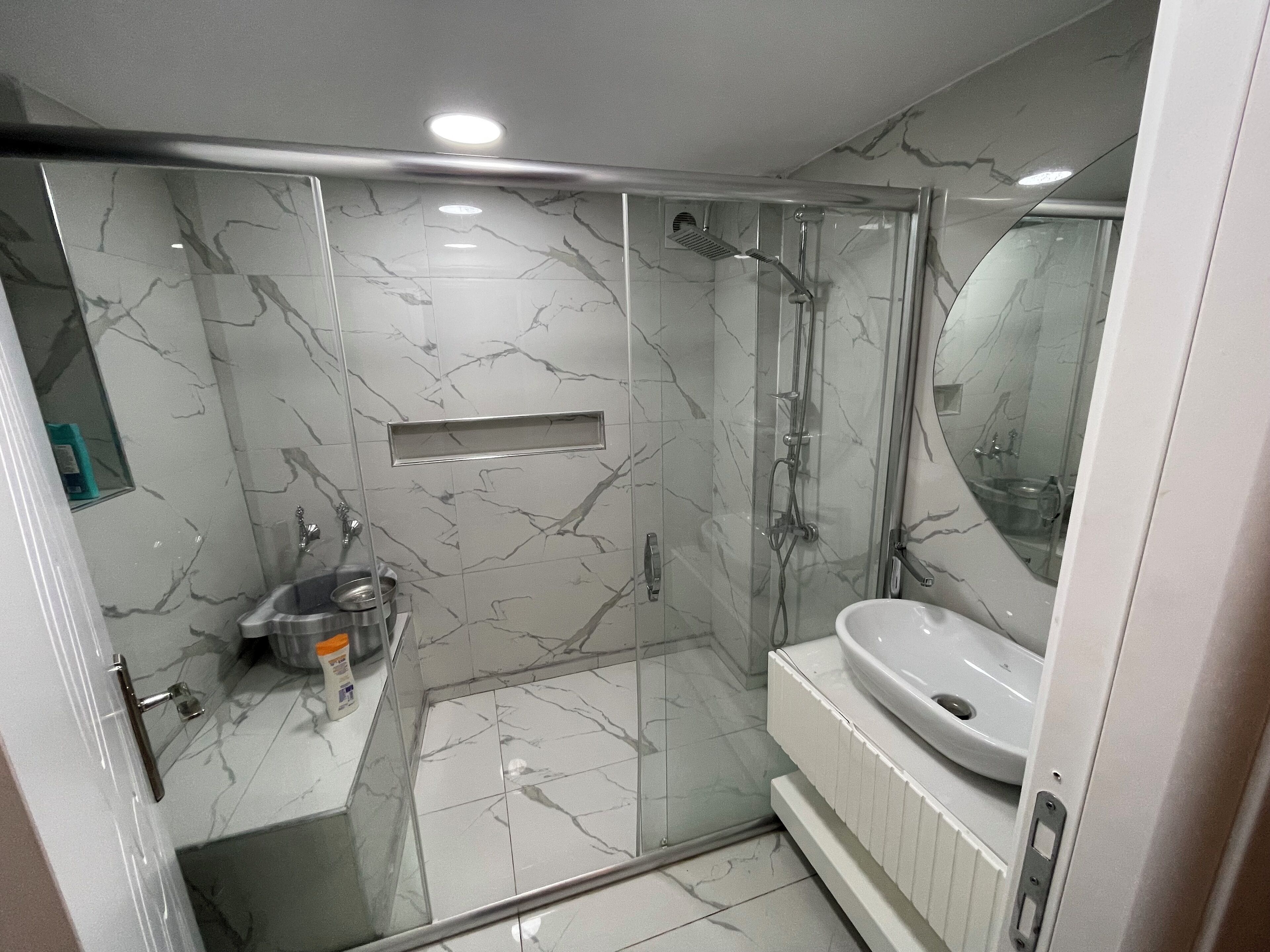 Superior studio suite, uitzicht op de stad | Badkamer | Pantoffels