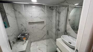 Superior Studio Suite, City View | Bathroom