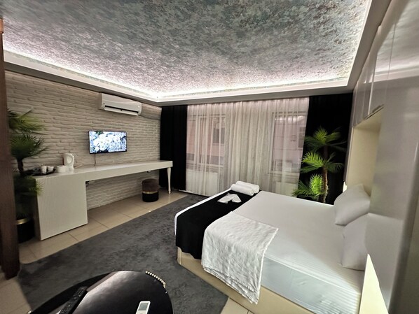 Suite Studio Supérieure, vue ville | Coffres-forts dans les chambres, chambres insonorisées