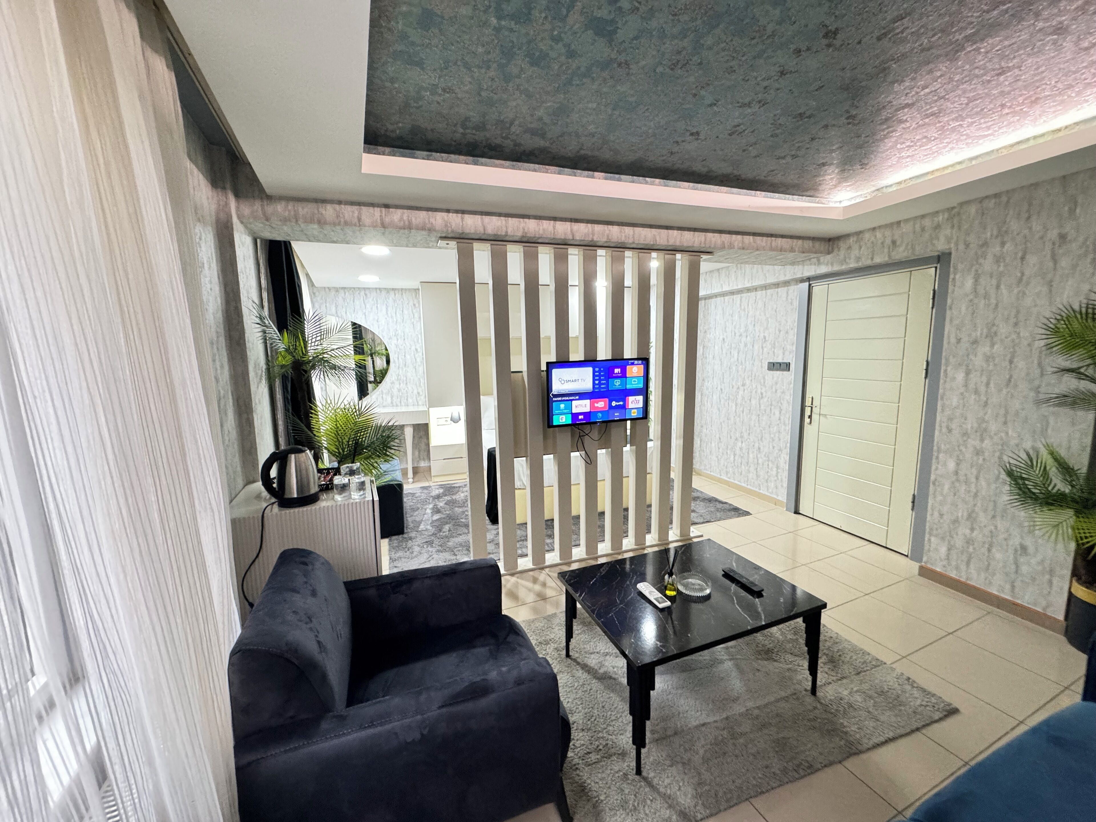 Superior Triple Room, City View | Living area