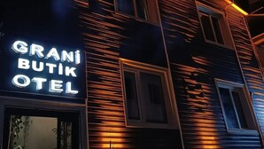 A building with a sign that reads "GRANI BUTIK HOTEL".