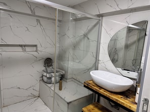 Superior Studio Suite, City View | Bathroom | Slippers - Grani Butik Otel (Bursa)