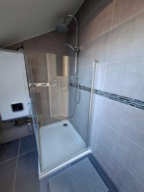 Shower, hair dryer, towels, toilet paper - Gîte des Marguerites in the heart of Morvan, pets welcome (Montigny-en-Morvan)