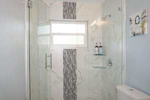 Shower, towels, soap - Bright & Modern 3-Bedroom Retreat with Screened Porch (Fort Myers)