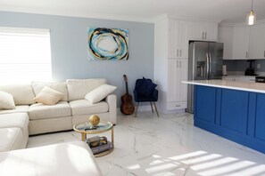 Een smart-tv en boeken