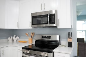 Fridge, microwave, oven, stovetop - Bright & Modern 3-Bedroom Retreat with Screened Porch (Fort Myers)