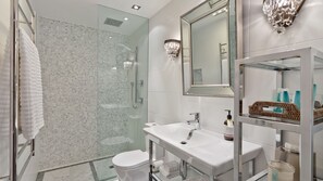 Dusche, Haartrockner, Handtücher