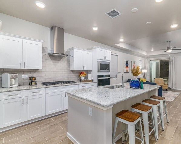 Een koelkast, een microgolfoven, een oven, een kookplaat