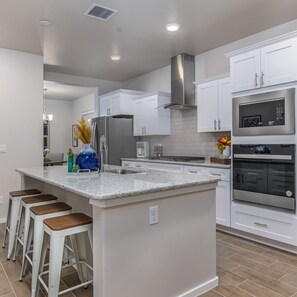 Een koelkast, een microgolfoven, een oven, een kookplaat