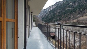 A balcony with a view of a mountain range and a river. - ☆☆☆ 3 Vallées & cycling – Cosy 6 to 8 in the Alps (Orelle)