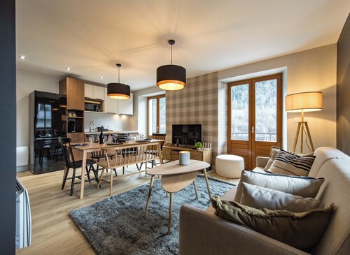 ☆☆☆ 3 Vallées skiing & cycling – full comfort stay