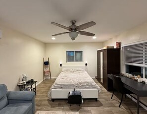 1 bedroom, desk, free WiFi, bed sheets