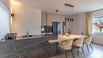 Réfrigérateur, lave-vaisselle, cafetière/bouilloire