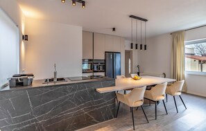 Réfrigérateur, lave-vaisselle, cafetière/bouilloire