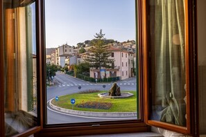 Unclassified image, 3 of 33, button