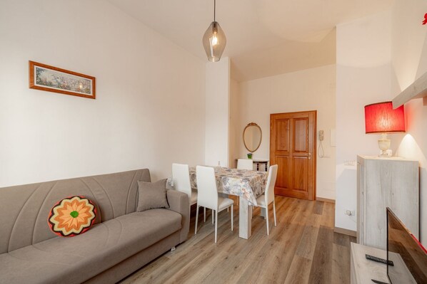 Unclassified image, 1 of 33, button