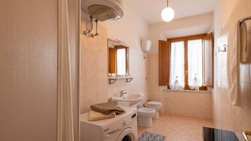 Dusch, hårtork, bidé och handdukar