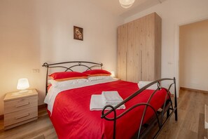 3 bedrooms, iron/ironing board, bed sheets