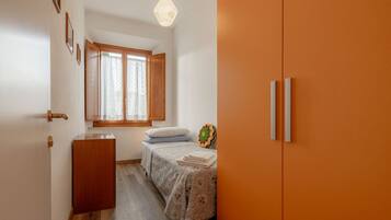 3 bedrooms, iron/ironing board, bed sheets