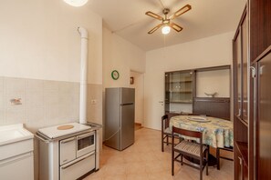 Kühlschrank, Ofen, Herdplatte, Wasserkocher mit Kaffee-/Teezubehör