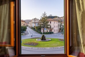 Unclassified image, 2 of 33, button