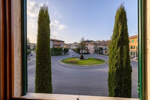 Unclassified image, 4 of 33, button