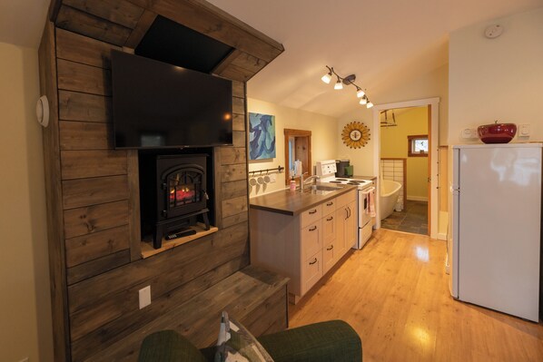 Apartment, 1 Queen Bed, Non Smoking, Kitchen | Private kitchen | Coffee/tea maker, electric kettle - Downtown Whitehorse - Treehouse (Whitehorse)