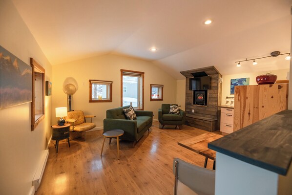 Apartment, 1 Queen Bed, Non Smoking, Kitchen | Living area | 32-inch flat-screen TV with cable channels - Downtown Whitehorse - Treehouse (Whitehorse)